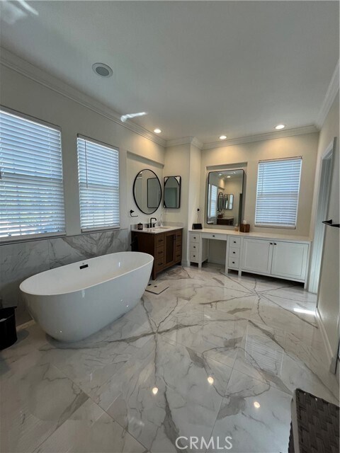 Building Photo - 72 Downing St