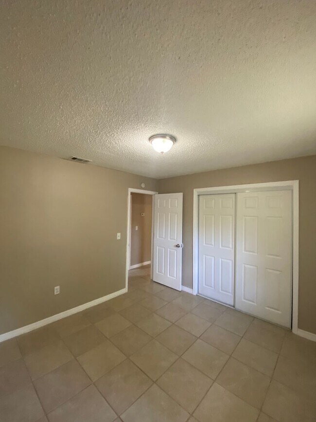 Building Photo - RANCH STYLE 3 BEDROOM 2 BATH  - NEAR USF & BUSCH GARDENS