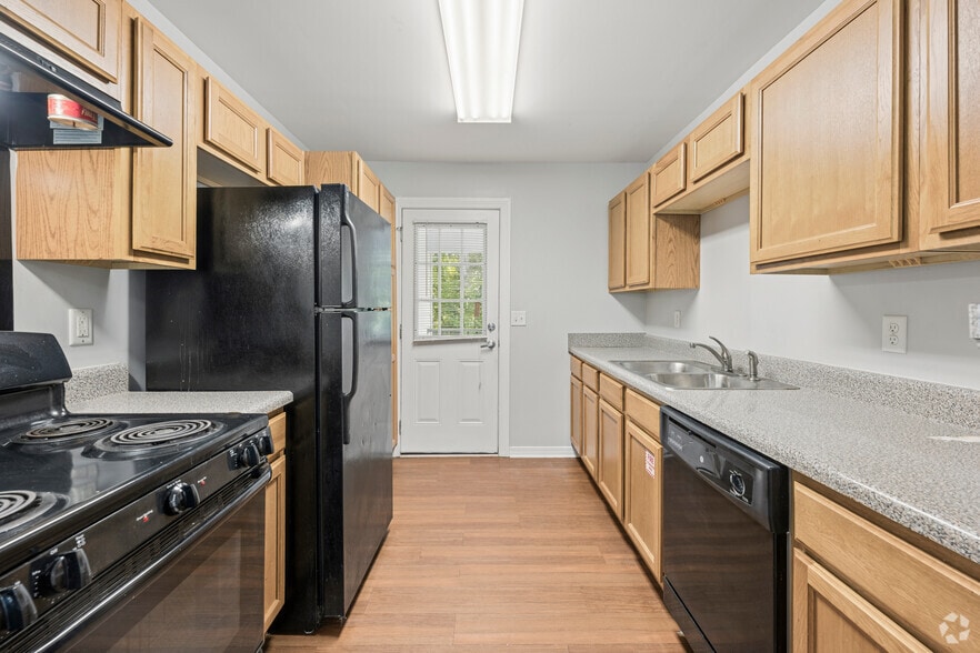 2BR, 1BA - 817SF - Kitchen - Amberwood Apartments