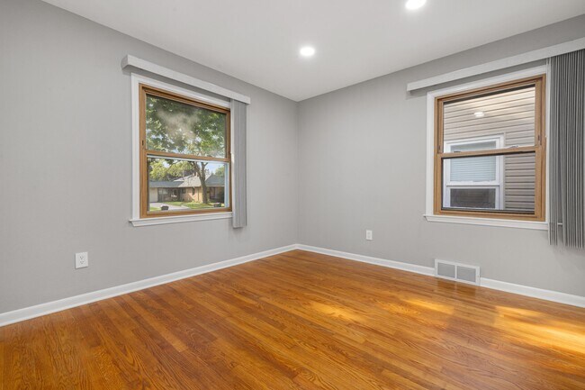Building Photo - 5348 N Lydell Ave