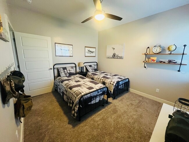 Building Photo - 2721 Hazel Dr