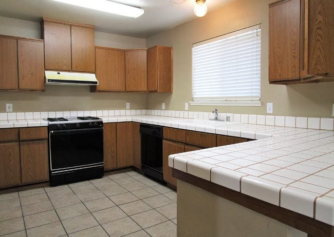 Building Photo - 325 Cantebury Dr