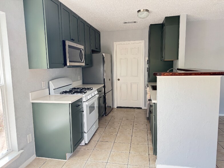 Building Photo - 8300 View Ridge Dr