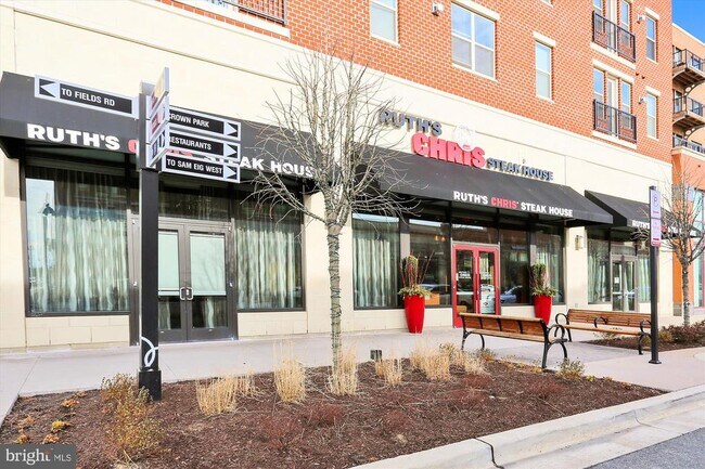 Building Photo - 909 Rockwell Ave