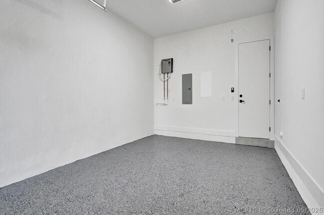 Building Photo - 604 SW 7th Ave