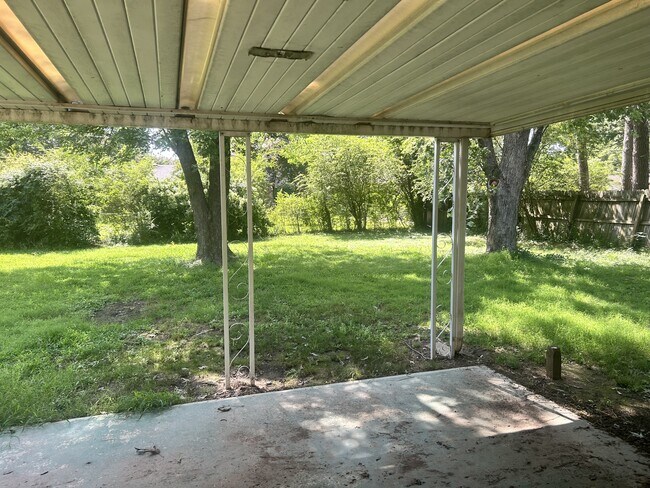 Building Photo - 121 Shamrock Dr