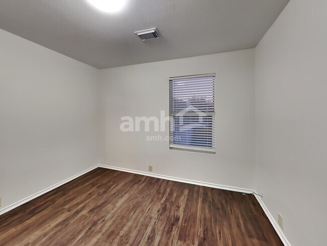 Building Photo - 6013 Midcrown Dr