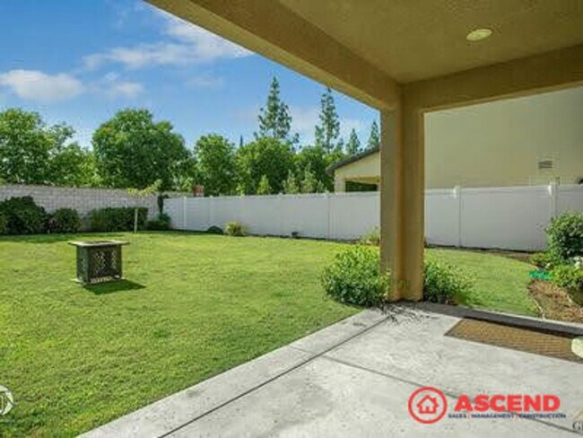 Building Photo - Stunning 4 bedroom Home In Gated Community!