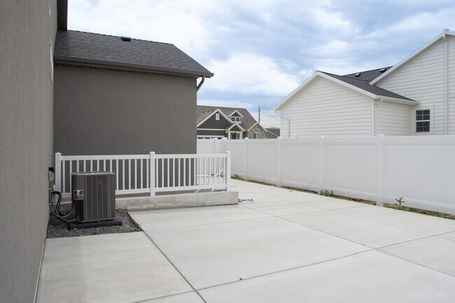 Building Photo - Modern Farmhouse Rambler – 7 Bed, 4 Bath –...