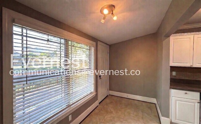 Building Photo - 2102 Vine St