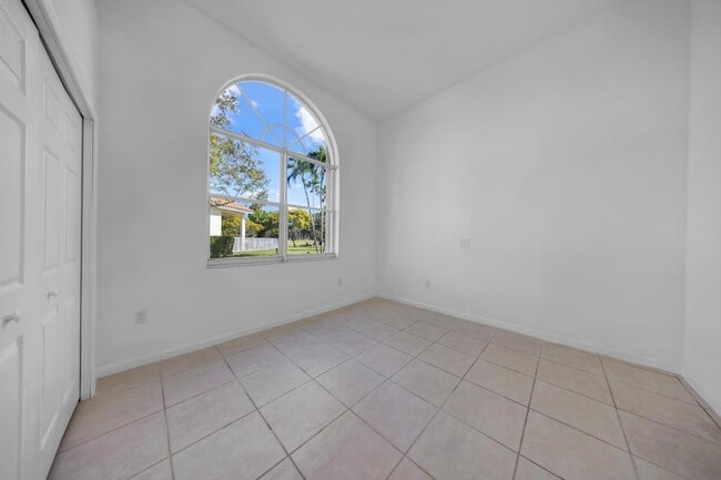 Building Photo - 608 W Palm Aire Dr