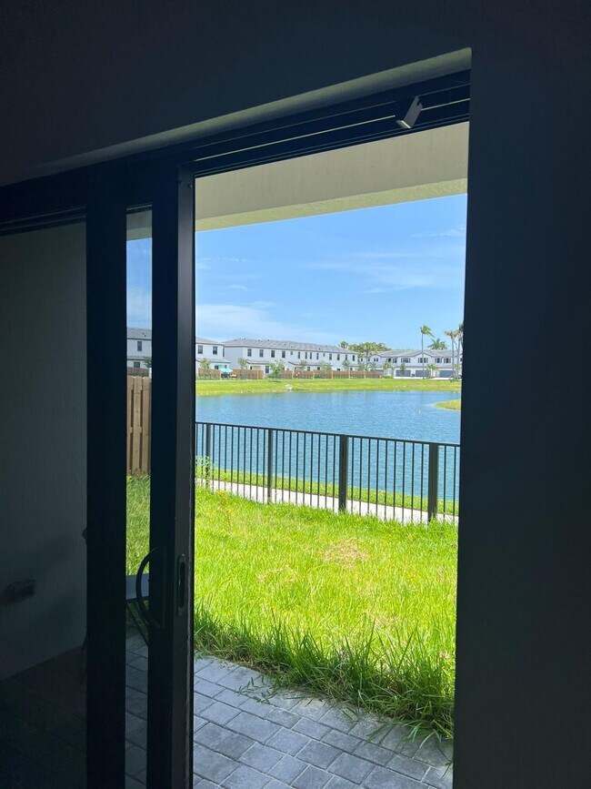 Building Photo - 3024 Green Palm Ct