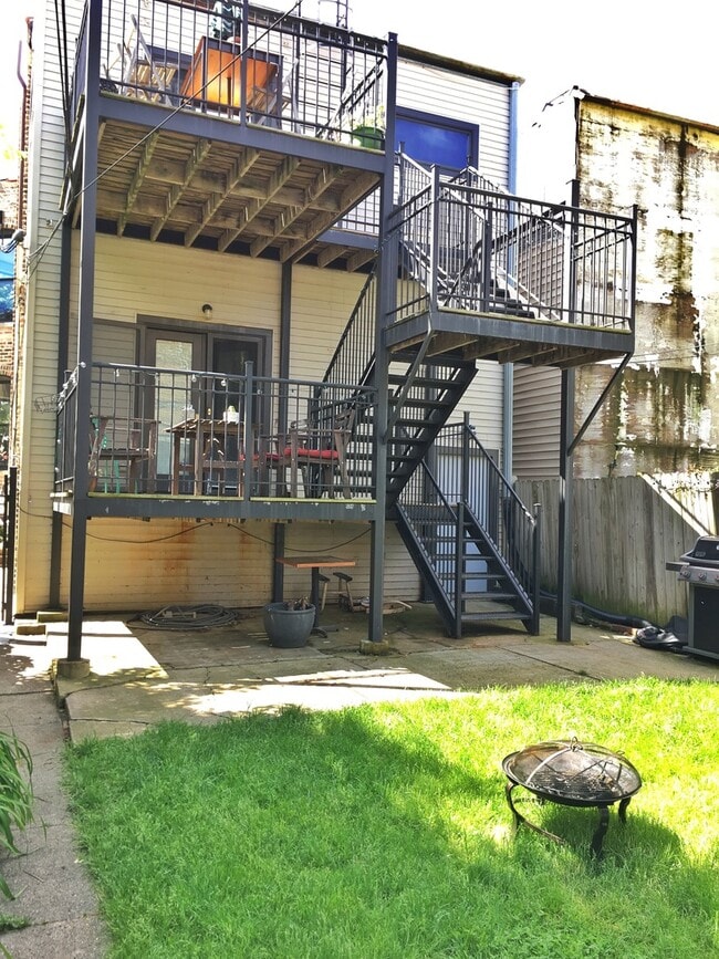 Building Photo - 2908 W Dickens Ave