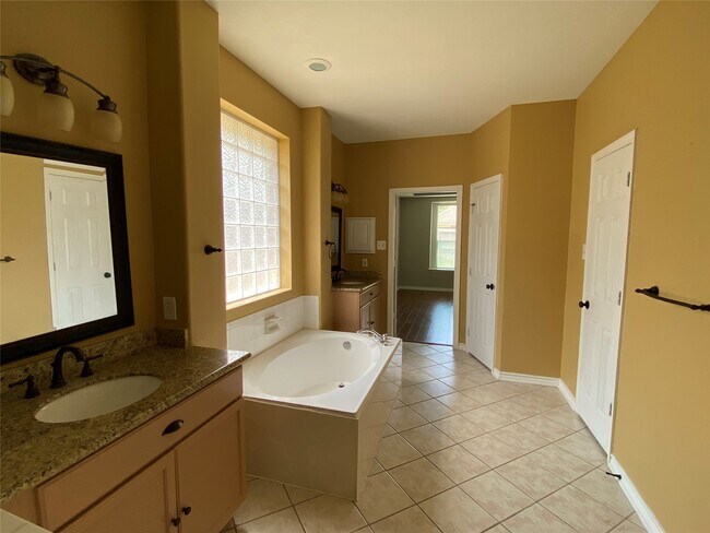 Building Photo - 5602 Walkabout Way