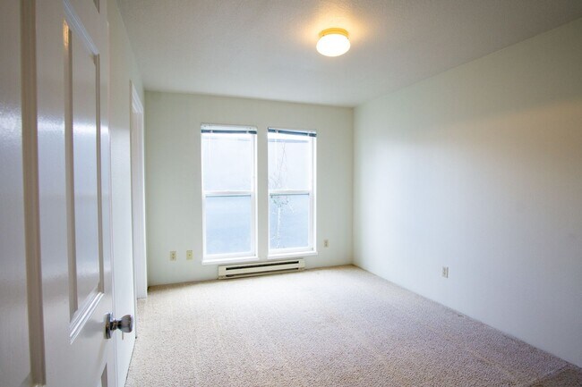 Building Photo - Lair Hill: Great 2 Bed 2 Bath with DW, W/D...