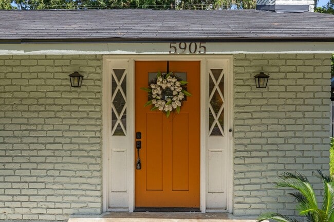 Building Photo - BEAUTIFULLY REMODELED, CONVIENENTLY LOCATE...