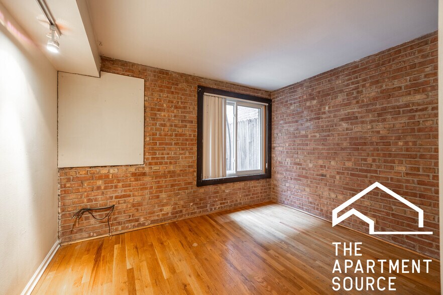 Building Photo - 1225 N La Salle Dr