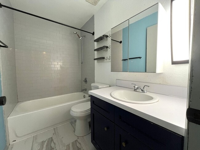 Building Photo - Cozy Portland Home with Spacious Living Room & Fenced Backyard