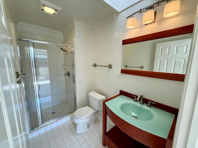 Building Photo - BEAUTIFUL UPPER 3BD/2BA UNIT PLUS BONUS ROOM. TIBURON CONDO. MT.TAM VIEWS!