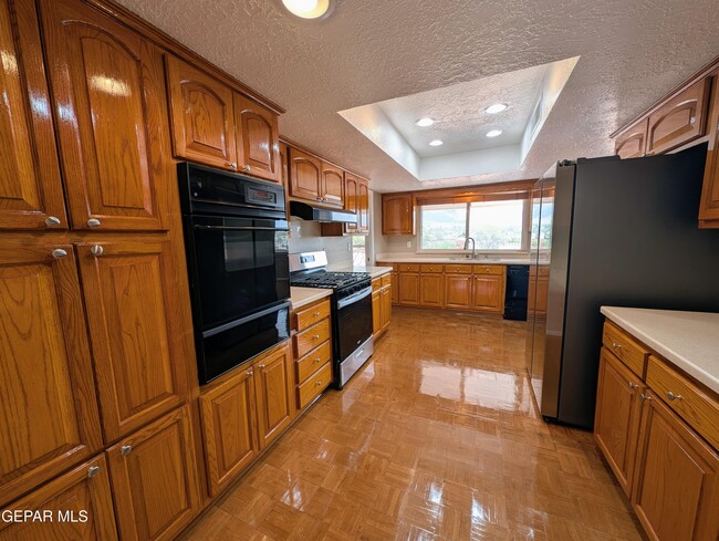 Building Photo - 612 Somerset Dr
