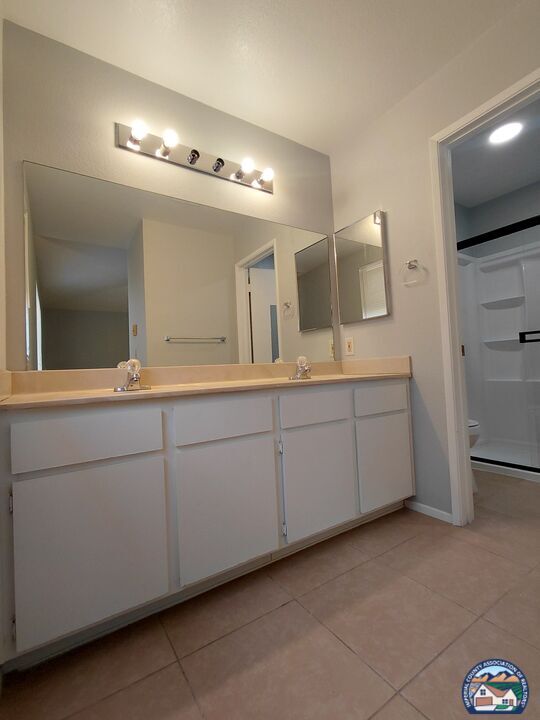 Building Photo - 1100 Rodeo Dr