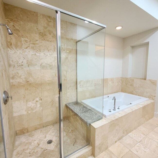 Building Photo - Spacious 3-Story Townhouse With Rooftop De...