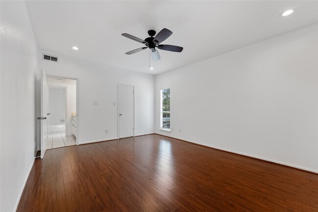 Building Photo - 2100 Tanglewilde St