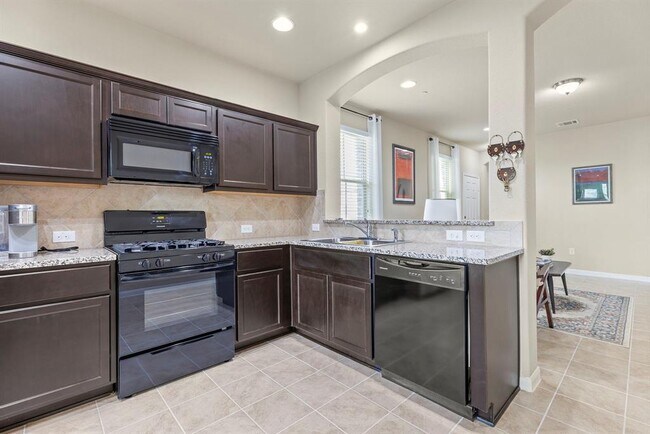 Building Photo - 2880 Donnell Dr