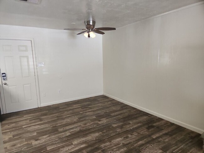 Building Photo - Coming Soon! 3 Bed, 1 Bath, Accross from GCU!! (Available on 06/15/26)