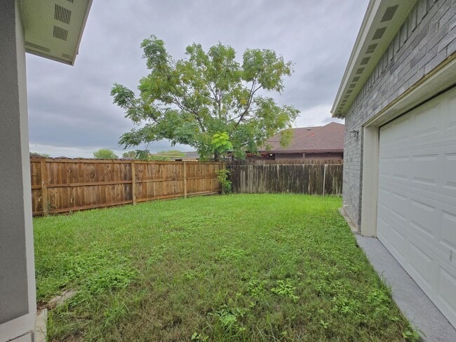 Building Photo - Beautiful Modern 4 Bed/3 Bath/2 Gar Centra...