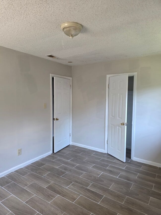Building Photo - 3/4 BR  Brick ranch