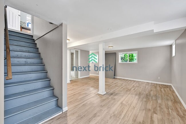 Building Photo - 4 BED & 2 BATH DUPLEX FOR RENT
