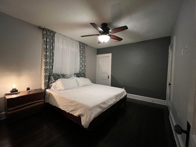 Building Photo - {4331} Updated West Plaza Bungalow + Moder...