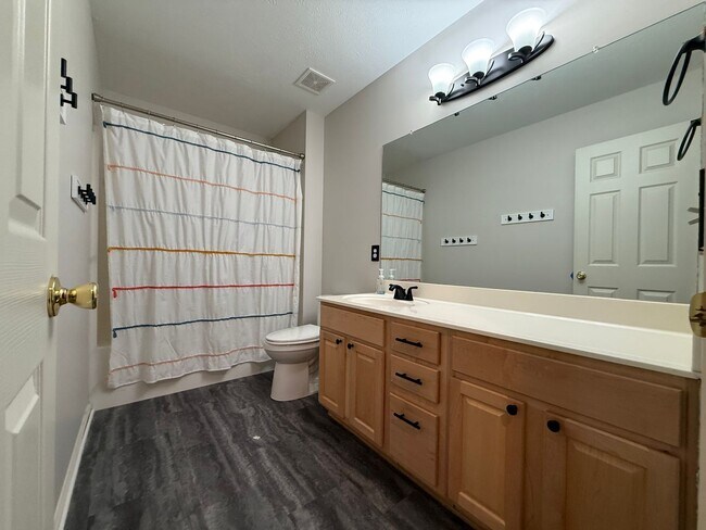 Building Photo - New to Elkhorn Rental Market!