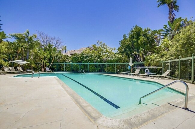 Building Photo - 8750 Villa Ln Jolla Dr