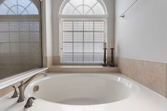 Building Photo - 6223 Pinewood Heights Dr