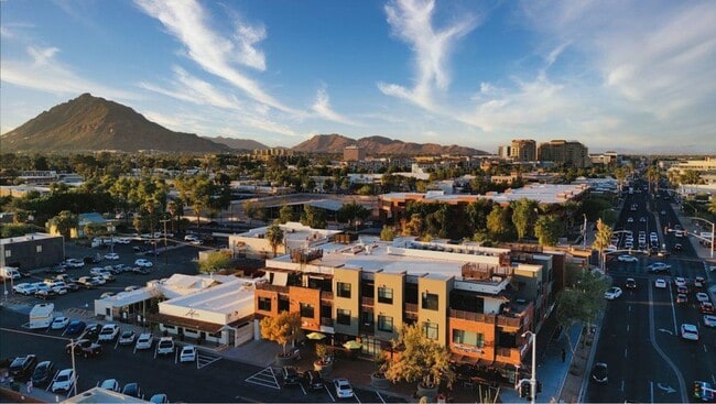Building Photo - Stunning Fully Furnished Condo in Downtown...