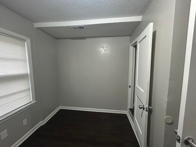 Building Photo - 2926 Mimosa Ave