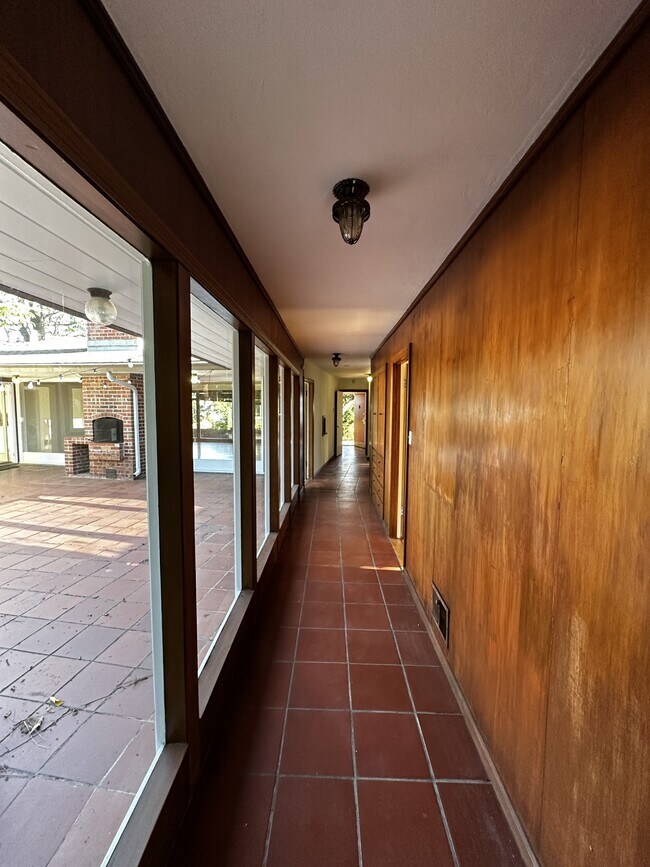 Building Photo - 2036 Braemar Rd