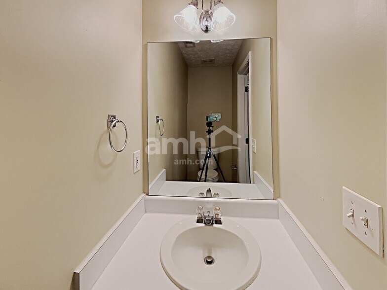 Building Photo - 2656 Lake Park Bnd