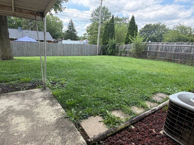 Building Photo - Updated 3 bedroom/2 Full Bath Huber Heights Ranch