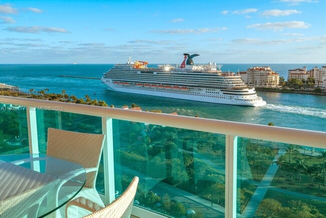 Building Photo - 300 South Pointe Dr