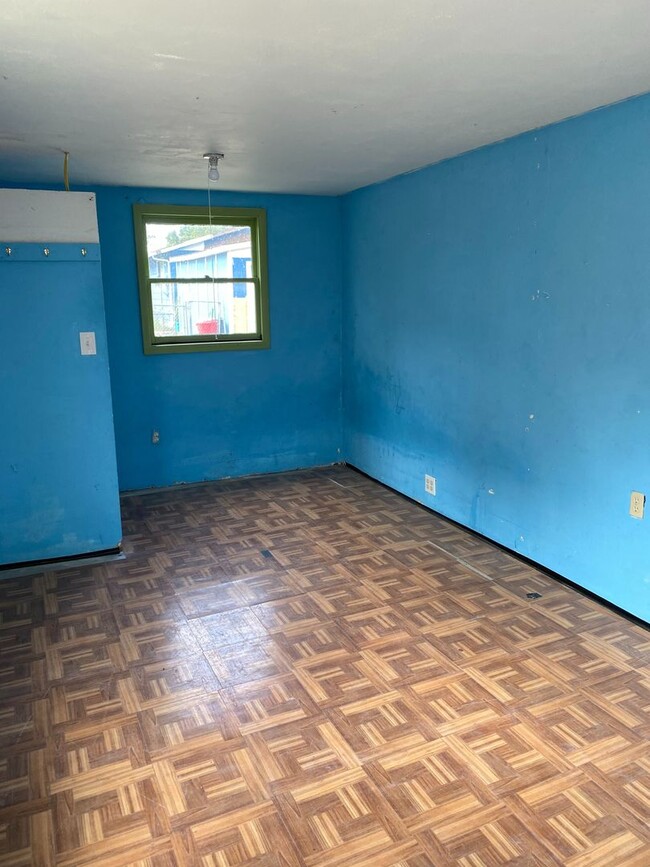 Building Photo - Renovated 2 bedroom, 1 bathroom home on So...