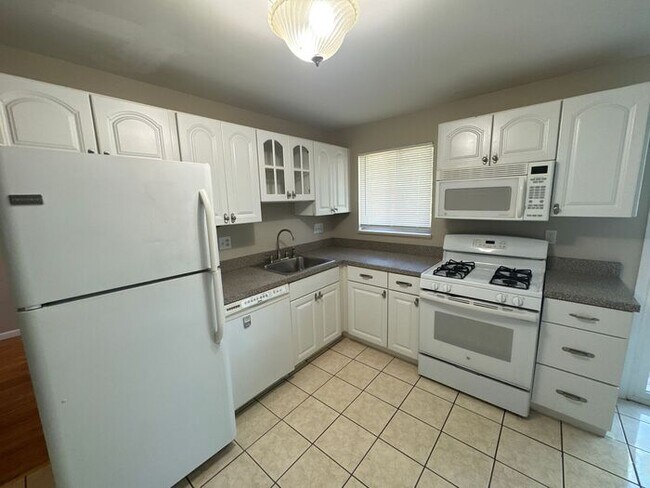 Building Photo - Three Bed 1 Bath Home