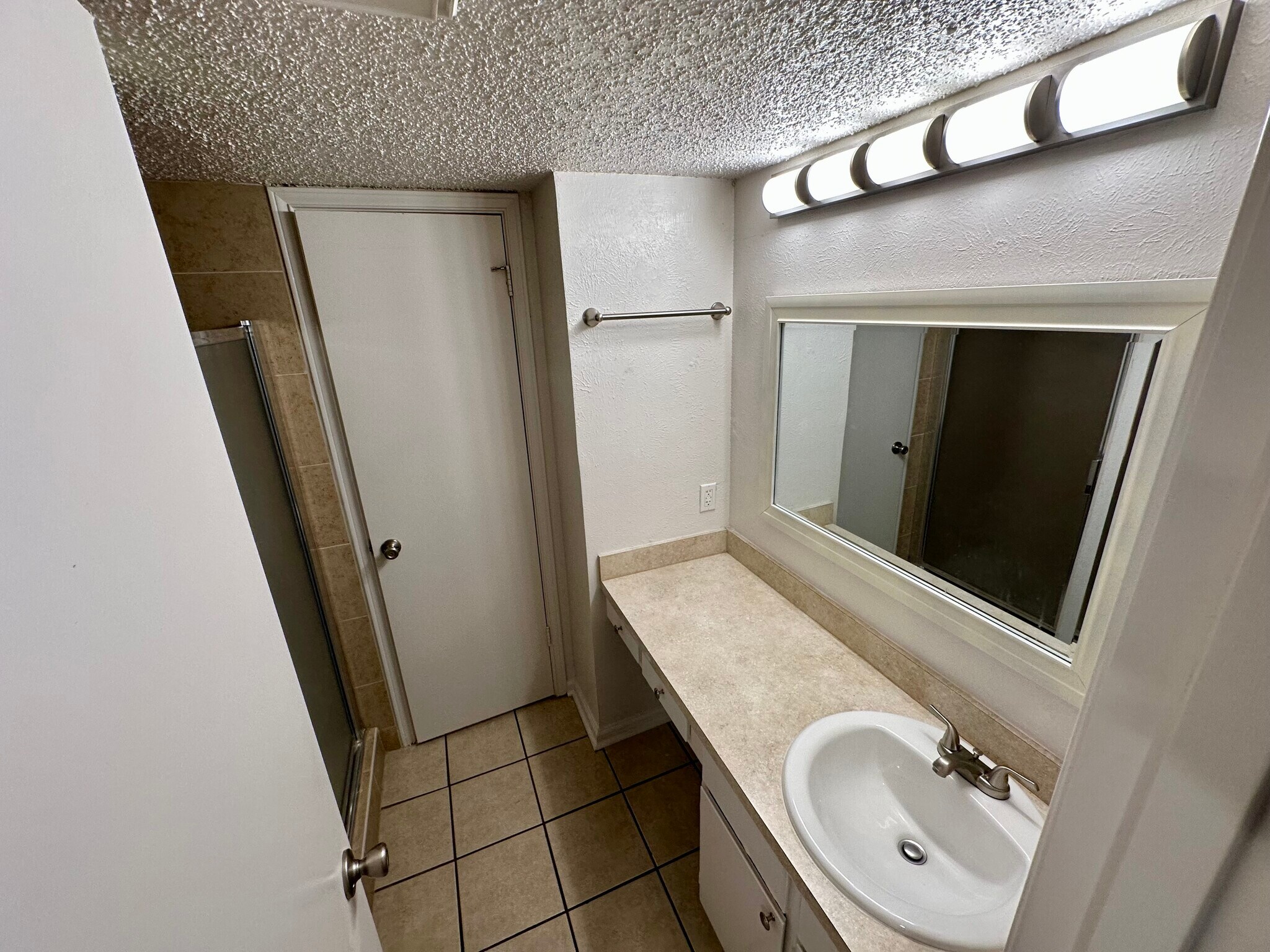 Bathroom w vanity & shower - 644 Bellaire Dr