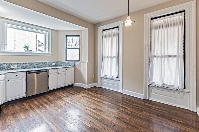 Building Photo - 811 N Van Buren St