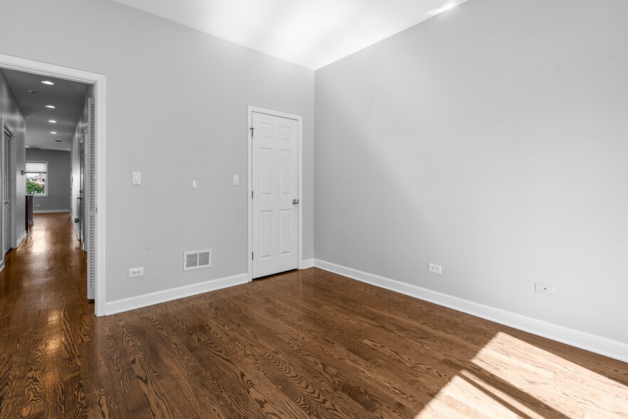 Building Photo - 529 N Racine Ave