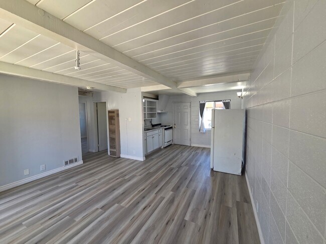Building Photo - 927 S Thorne Ave
