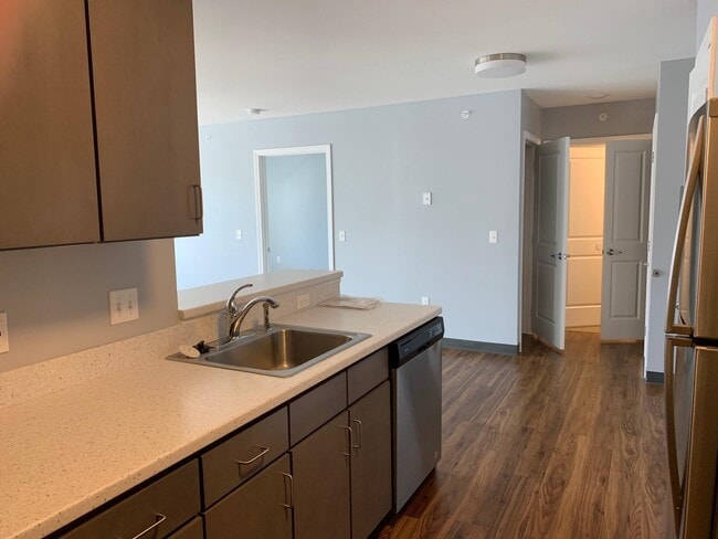 Building Photo - 10 E Ridge Dr