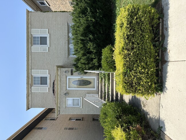 Primary Photo - 1644 Clarence Ave